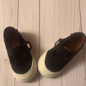 Girls black vans tennis shoe